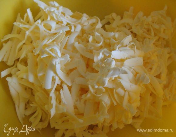 Ледяное масло, можно сливочный маргарин,  натереть на крупной терке. Добавить яйцо и сахар (у меня 0,5 стакана объемом 200 мл)