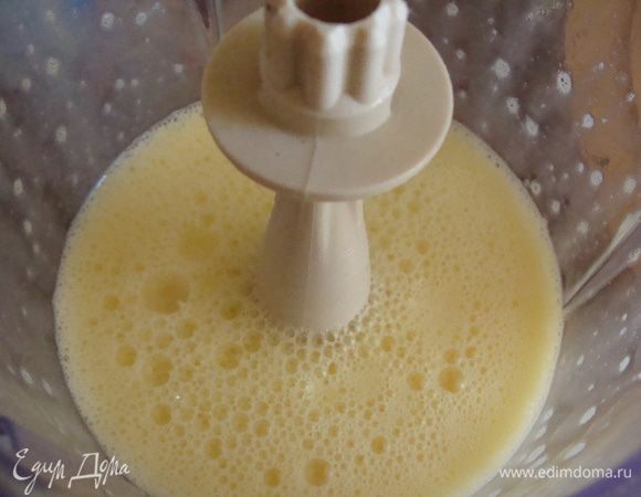 Для начинки яйца, сметану, творог( пастообразный), ванильный сахар и ванилин, сахар белый взбить в блендере.