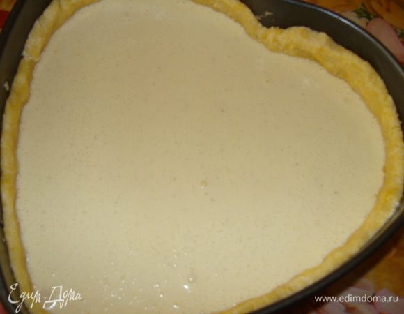 Вылить начинку в форму из теста.