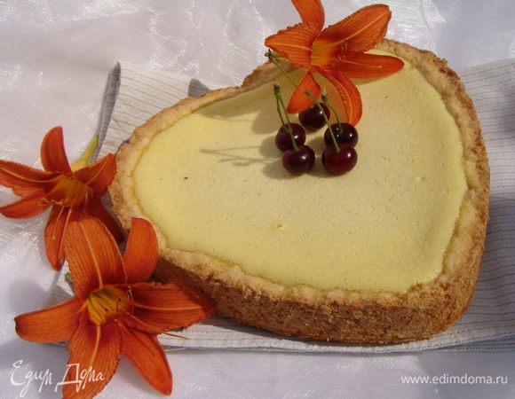 Поставить в разогретую до 180 гр.духовку и выпекать около 40-50 минут, пока начинка  полностью застынет. Когда чизкейк остынет, освободить его из формы и поставить в холодильник на ночь.