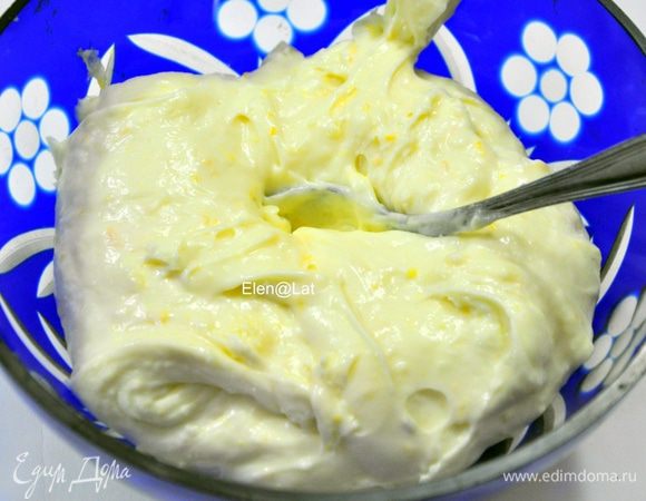 Для крема:
Желтки слегка взбить венчиком с ванильным сахаром и крахмалом.
Вскипятить молоко с сахаром и влить тонкой струйкой во взбитые желтки,  постоянно мешая венчиком. Добавить цедру апельсина.
Снова поставить смесь на огонь и, постоянно помешивая, довести до загустения. Таким образом у Вас получится густой ванильно-апельсиновый пудинг. Остудить. Затем уже остывший крем смешать с маскарпоне. 