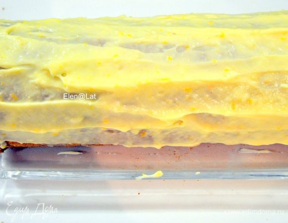 Охлажденный рулет достать из холодильника, освободить от пленки и обмазать кремом весь рулет. 