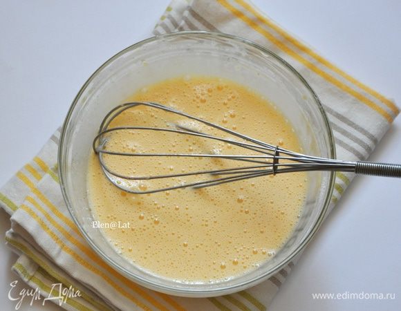 Яйца чуть взбить венчиком и добавить в мучную смесь. Затем добавить молоко и растительное масло. Взбить венчиком.