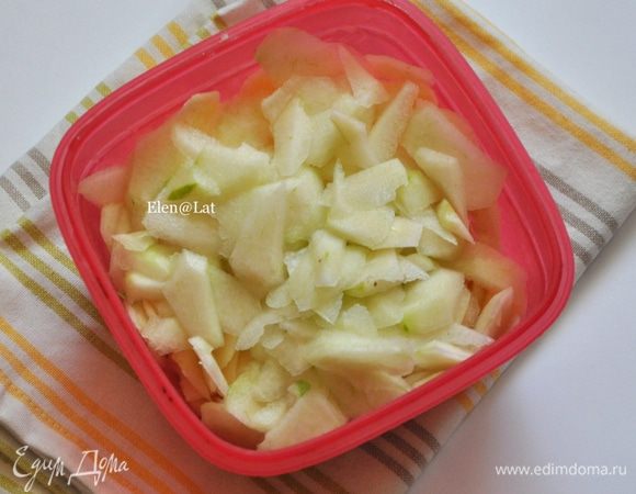 Яблоки и груши нарезать ооочень тонкими пластиночками.