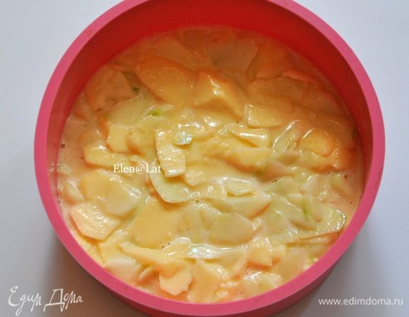 Добавить к тесту. Тесто выложить в форму, у меня силиконовая 20 см в диаметре. на дно я положила круг из пергамента, т.к. пирог очень нежный и доставать его, чтобы не поломать, надо очень аккуратно!