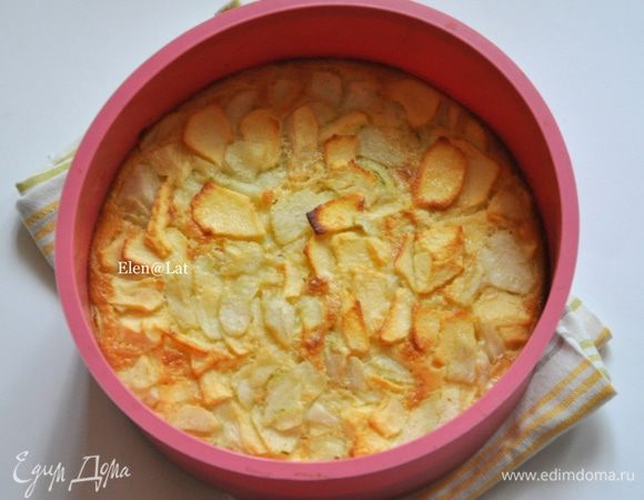 В заранее разогретой до 200С духовке, выпекать пирог минут 25. Готовый пирог тверденький при надавлевании.