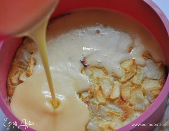 Далее, готовим корочку. Взбить венчиком яйцо с сахаром в пену. Добавить растопленное сливочное масло и перемешать. Готовую смесь вылить на горячий пирог.