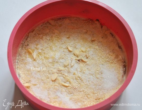 Сверху посыпать кунжутом, миндалем и сахаром.