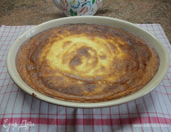 1.	Манку с молоком смешать и дать постоять минут 10, чтобы крупа набухла. Форму смазать маслом и посыпать сухарями или манной крупой.
2.	Отделить белки от желтков. Взбить желтки с сахаром и ванилином, добавить творог, соль и набухшую манку.
3.	Белки взбить в крепкую пену и осторожно перемешать с основной массой.  Выложить в форму для запекания.
4.	Запекать в разогретой духовке при мощности 180 градусов минут 40