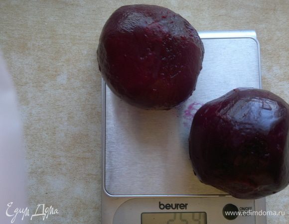 Сварить, почистить молодую свеклу. Не забываем одеть резиновые перчатки...