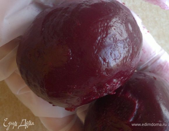 Свекла содержит бетаин, это красящее вещество.  И чем краснее корнеплод, тем  полезнее. Свекла очень богата полезными веществами. 