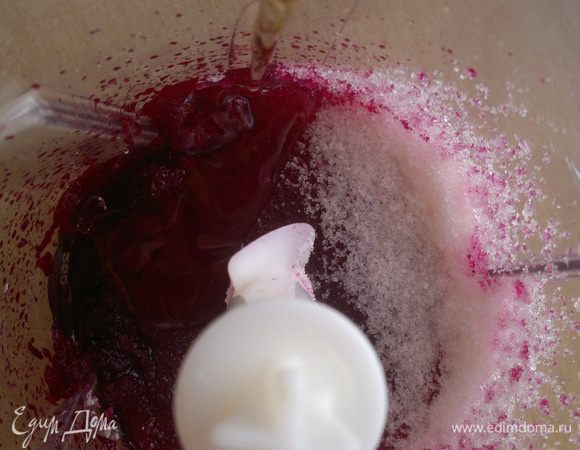 Влить оливковое масло.