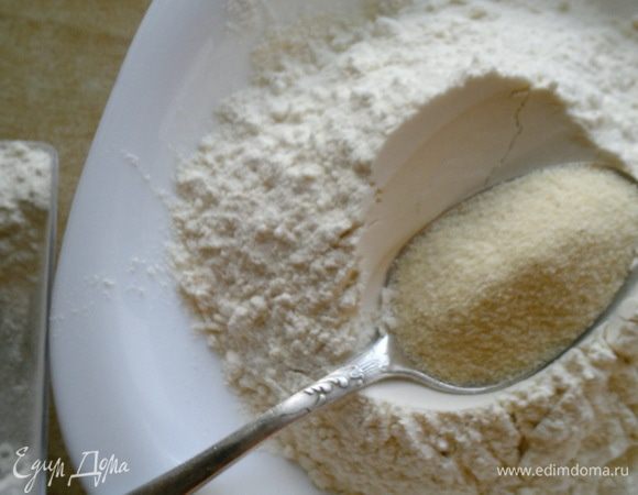 С этого шага у меня начнутся некоторые изменения. Я часто готовлю этот кекс и немного изменила, дополнила его другими продуктами, которых нет в рецептуре.
В муку (соблюдаю рецептурную норму) добавить одну столовую ложку манки, структура кекса получается более рыхлая.