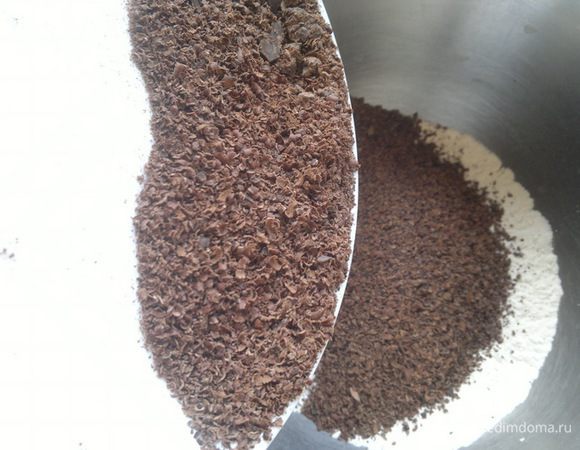 Всыпать в просеянную муку.