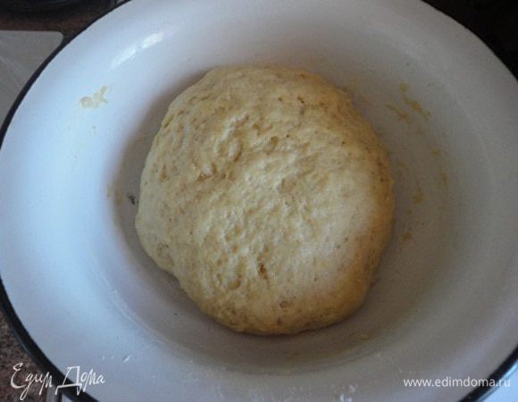 1. Мак залейте кипятком, поварите несколько минут, затем воду слейте.
2. Добавьте 150 г сахара, перемешайте и пропустите через мясорубку (я измельчала погружным блендером).
3. 125 мл молока подогрейте.
4. 50 г сливочного масла растопите.
5. 250 г муки просейте, добавьте дрожжи, 40 г сахара, щепотку соли, пакетик ванильного сахара, апельсиновую воду, растопленное масло и подогретое молоко. Все перемешайте, замесите тесто и поставьте на 30 минут в тепло. Вот так оно поднялось у меня.