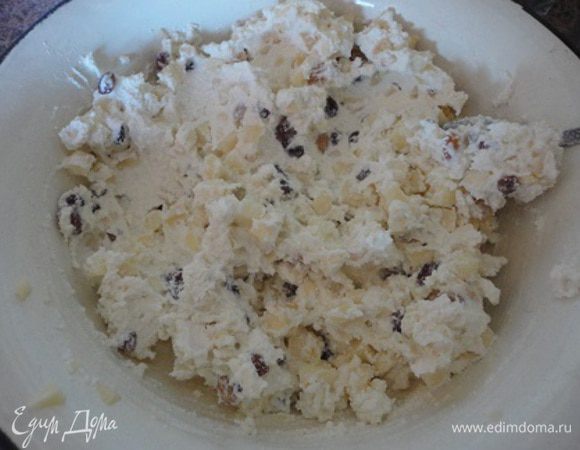 6. Оставшееся молоко влейте в небольшую кастрюлю, всыпьте 40 г сахара, пакетик ванильного сахара, щепотку соли, поставьте на огонь и доведите до кипения.
7. Всыпьте манку, еще раз доведите до кипения, добавьте 50 г размягченного сливочного масла и снимите с огня.
8. Яблоки, удалив сердцевину, нарежьте кубиками.
9. Разбейте в слегка остывшую манку яйца, смешайте и разделите получившуюся массу на 2 части. Одну часть перемешайте с творогом, другую - с маком, яблоками и изюмом. Я тут с начинкой допустила вольность - изюм и яблоки смешала с творогом, чтобы он был послаще, а мак и так сладкий.