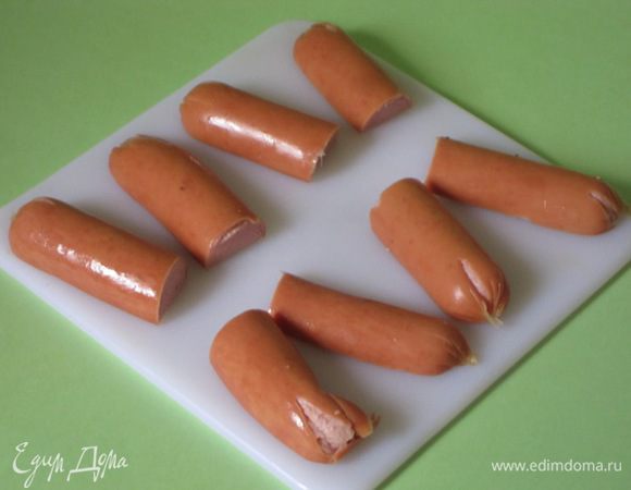 Сосиски лучше взять детские, маленькие. Сосиску разрезать вдоль на две половинки, а затем поперёк. С одной стороны сделать ножом два надреза. Получатся четыре "лапки". То же проделать еще с двумя сосисками.