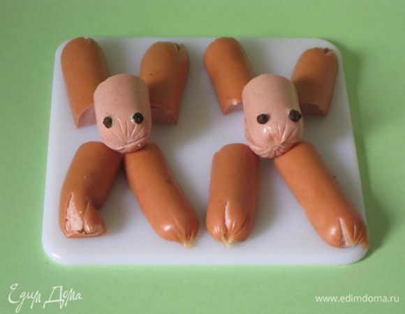 Оставшиеся 2 сосиски разрезать на 3 части: концы сосисок - это "головки" черепашек, а середина - "хвостики". На каждой "головке" сделать горизонтальный разрез - это "ротик"