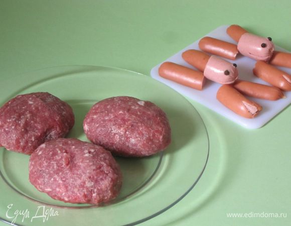 Мясной фарш посолить, поперчить. Сформировать котлеты.