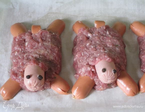 В котлеты вставить "лапки", "хвостик", "головку". Запекать в духовке 30 минут при 180 С.