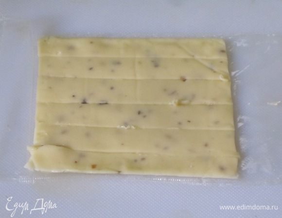 Пластинки сыра разрезать каждую на 6 полосок.