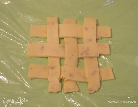 Затем на пищевой пленке сформировать сеточку и отправить в морозильник минут на 10.