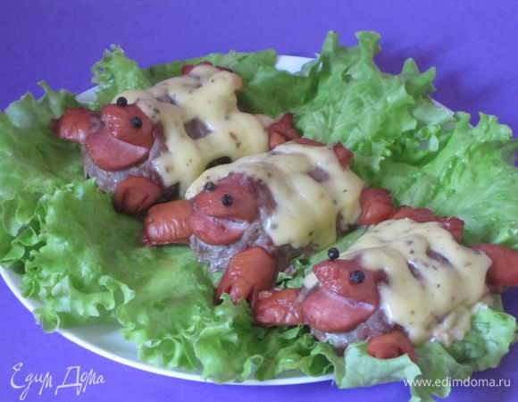 Вынуть котлеты из духовки, быстро перевернуть на них сеточку из сыра. Поставить в духовку минут на 5, дать сыру подрумяниться. Выложить на листья салата и сразу подать к столу.