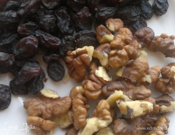 Еще одна поправка. Изюма 40 грамм и горсть грецкого очищенного ореха.