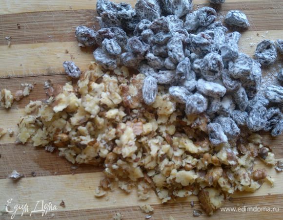 Орехи подавила скалкой, а изюм перебрала, помыла, высушила и пересыпала мукой.