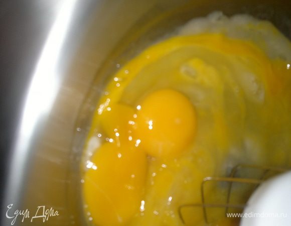 Взбила хорошо в миксере яйца с сахаром.