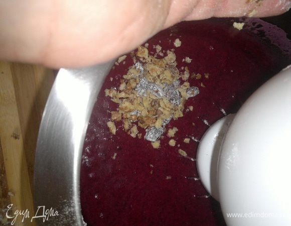 Положила орехи с изюмом. Тесто готово.