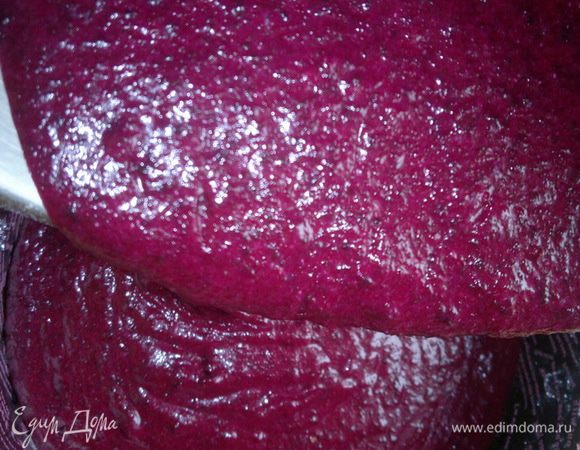 Выкладываем (выливаем) тесто в форму (диаметр 20 см), стенки выложила пекарской пленкой.