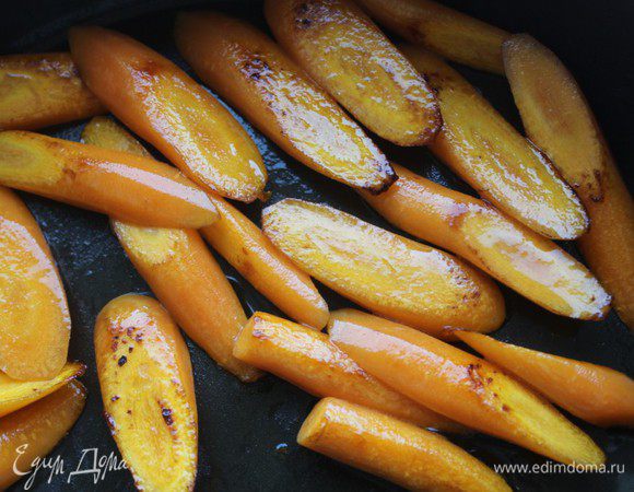 Морковь нарезать не слишком тонко. Обжарить на сильном огне до золотистого цвета, переложить к картофелю.