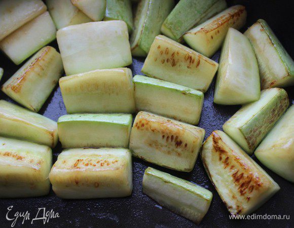 Кабачок нарезать брусочками, обжарить, переложить к картофелю и моркови.