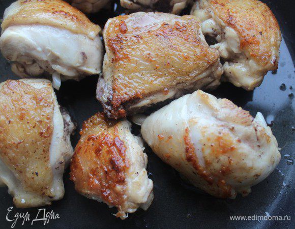 Цыпленка порубить на порционные куски. Если нет цыпленка, то можно использовать любые части курицы - бедра, крылья, голени... Обжарить мясо с обеих сторон до румяной корочки.