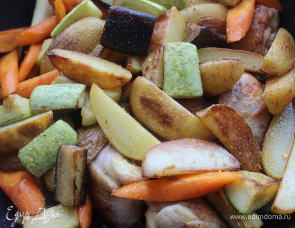 Переложить к мясу обжаренные овощи, приправить солью и перцем и тушить на слабом огне под крышкой без добавления жидкости 12-15 минут.