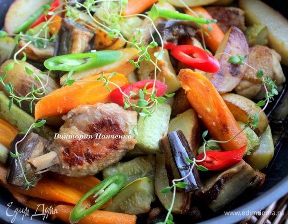 За 5 минут до окончания приготовления посыпать овощи рубленым чесноком и колечками чили, сверху положить веточки тимьяна. Затем убрать с огня и дать настояться 15 минут. Приятного аппетита!!!