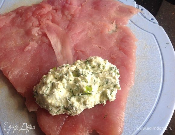 Выложите 1/3 часть начинки на индейку...