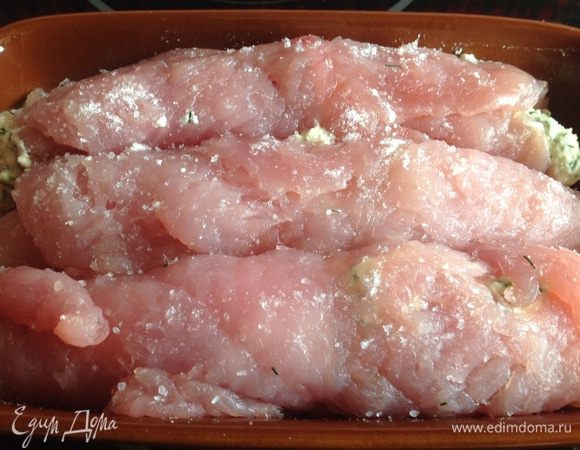 Положите рулеты в форму для запекания. Посолите и приправьте перцем. Налейте 100 мл горячей воды.