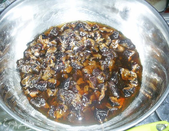 В первую очередь займемся черносливом. Заливаем его кипятком. Через 10-15 минут воду сливаем (чем тверже чернослив, тем дольше его держим в кипятке), промываем чернослив и режем на мелкие кусочки. Завариваем пакетик чая с бергамотом в стакане кипятка. Заливаем нарезанный чернослив и оставляем настаиваться 2-3часа. Не хотите насыщенного запаха и привкуса бергамота - вымачивайте чернослив меньше.