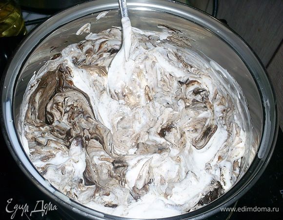 Сделаем заготовку для крема.
Сметану (берите некислую с жирностью 25% и выше, в идеале - домашнюю жирную) нагреваем с шоколадом на медленном огне, постоянно помешивая. На фото - начало процесса. Шоколад начинает плавиться. До кипения не доводить! Как только шоколад расплавится - снимаем с огня и отправляем остывать в холодное место. Затем убираем в холодильник.