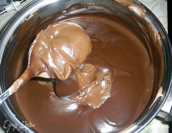 Остывшую шоколадную сметану начинаем взбивать при помощи миксера. На фото сметана после холодильника.Чем холоднее она будет, тем легче ее взбить. 