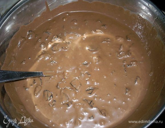 Добавляем в сметанный крем отжатый чернослив, перемешиваем до однородности.