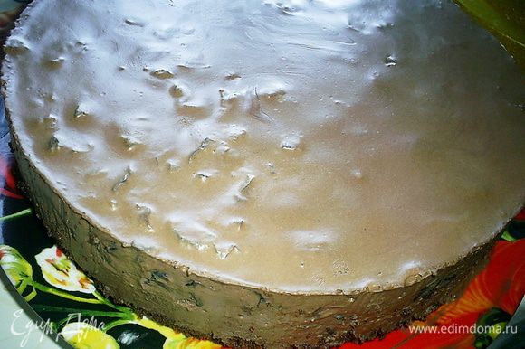 Чтоб успешно извлечь торт из формы, бока формы обдуваем из фена или проводим тонким длинным ножом вдоль бортика формы.