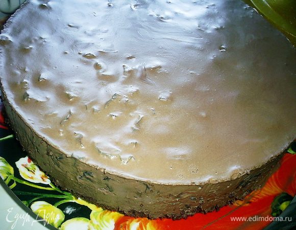 Чтоб успешно извлечь торт из формы, бока формы обдуваем из фена или проводим тонким длинным ножом вдоль бортика формы.