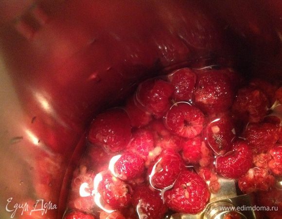 Несколько ягод малины оставьте для украшения, остальную залейте водой, доведите до кипения.