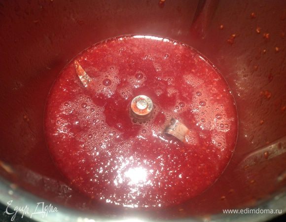 Добавьте сахар, когда сахар растворится, измельчите все в блендере и снова поставьте на огонь.