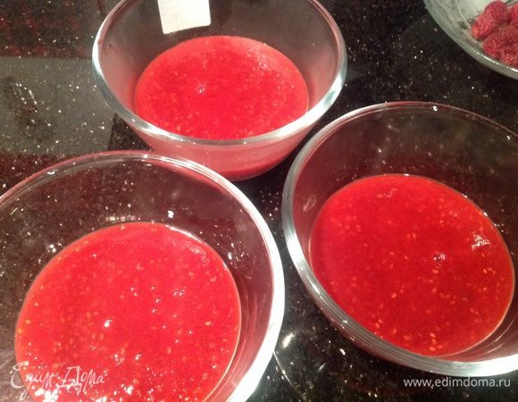 Как только малиновый отвар закипит, тонкой струйкой введите манную крупу, перемешайте и варите на самом слабом огне 3-4 минуты. Разложите мусс по формочкам или стаканам  и охладите.