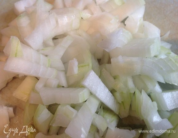 Лук почистите и мелко нарежьте.