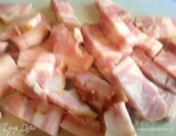 Бекон нарежьте тонкими полосочками.